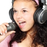 Mom secretly records daughter singing Disney karaoke and she’s AMAZING!