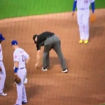 Diamonds scatter across baseball field as Yoenis Cespedes’ necklace breaks midgame